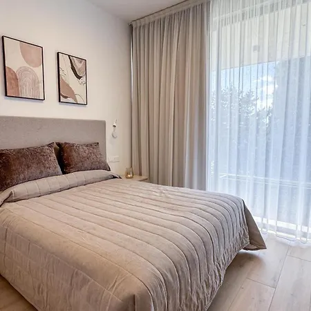 Malberry Park 203 - Modern 2 Bedroom With Pool, Gym, Jaccuzi Apartment *