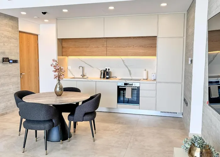 Malberry Park 203 - Modern 2bedroom With Shared Heated Pool, Sauna, Gym, Jacuzzi 파포스