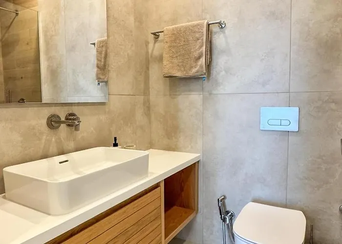 Malberry Park 203 - Modern 2bedroom With Shared Heated Pool, Sauna, Gym, Jacuzzi * 파포스