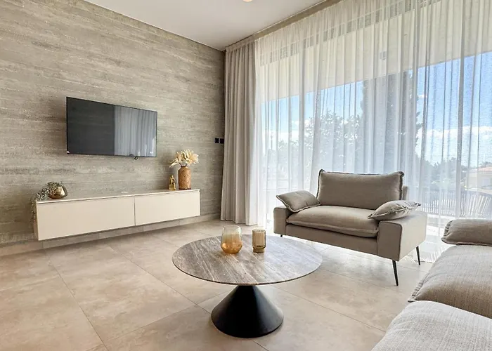 Daire Malberry Park 203 - Modern 2bedroom With Shared Heated Pool, Sauna, Gym, Jacuzzi Pafos