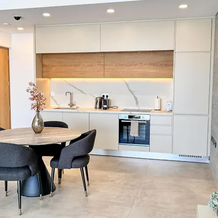 Malberry Park 203 - Modern 2bedroom With Shared Heated Pool, Sauna, Gym, Jacuzzi Πάφος