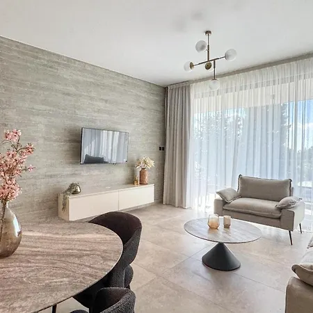 Malberry Park 203 - Modern 2bedroom With Shared Heated Pool, Sauna, Gym, Jacuzzi Πάφος